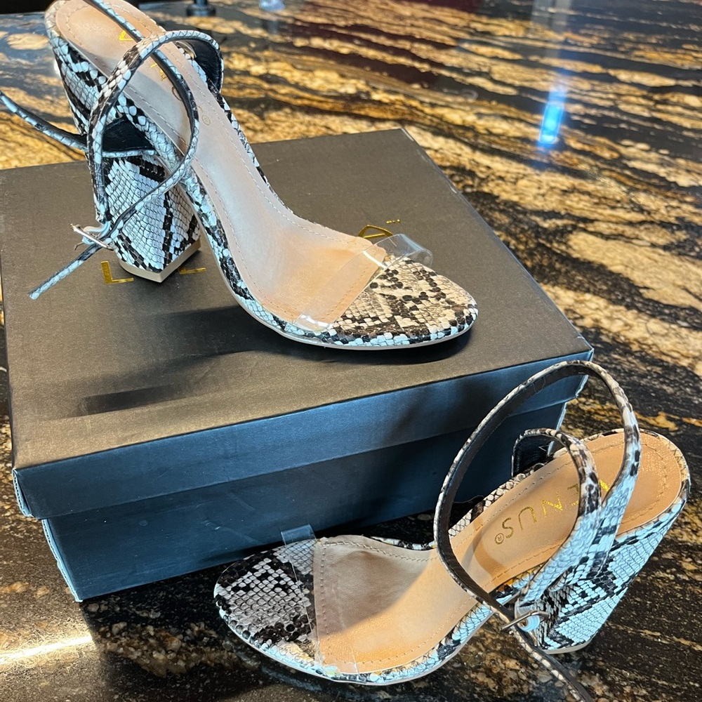 Gorgeous never worn Venus heels